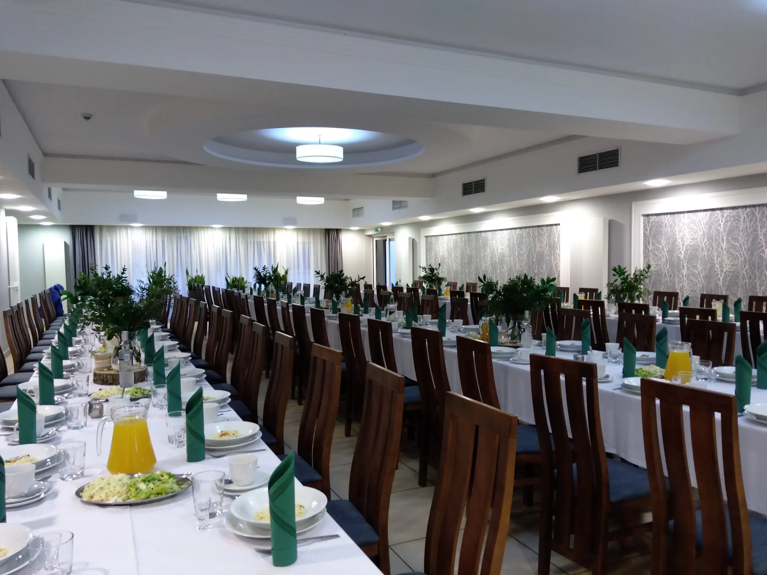 Sala "Plenarna" do 150 osób, przygotowana do przyjęcia weselnego